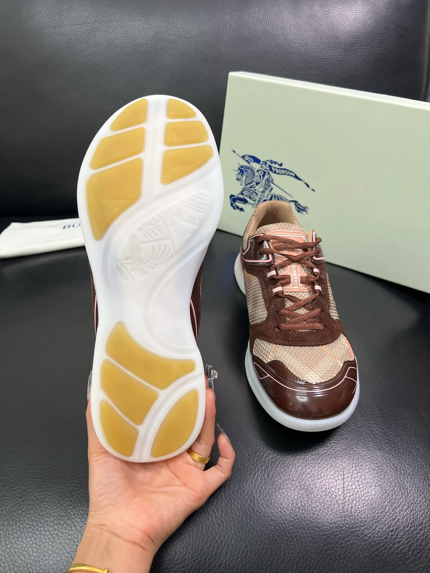 Men's shoes 💰740 BURBERRY top crafts Burberry counter synchronization, original factory configuration imported cowhide fabrics from Italy, high-quality complex splicing process, imported cowhide inner pads, breathable and comfortable, soles: original soles specially provided by the original factory, original and single goods High quality welcome to compare, code number 38-44 (customized 45 46) 85855